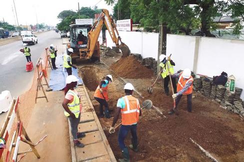 A la découverte de la construction de lignes électriques à Cotonou