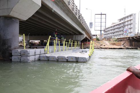 Pose de fourreaux sous le 3e pont de Cotonou - construction de lignes électriques
