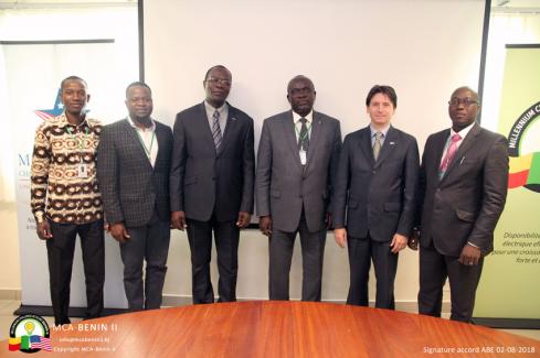 Pose photo entre les parties MCA-Bénin II et ABE à l'issue de la signature de l'accord de mise en oeuvre