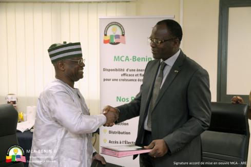 Signature de l'accord de mise en oeuvre du progamme MCA-Bénin II avec l'ARE : échange de parapheurs