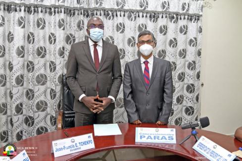 Yashwant KUMAR, représentant l'entreprise Paras, pose avec le Directeur Général de l'Aberme à la suite de la convention de concession pour l’exploitation de mini-réseaux électriques au Bénin