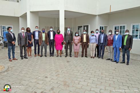 Photo de famille sanctionnant la cérémonie de signature des conventions de concession pour l'exploitation de mini-réseaux au Bénin