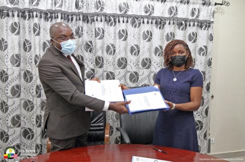 Laurence KEKE a signé le titre d'exploitation de mini-réseau électrique au Bénin pour le compte l'entreprise Engie Power Corner Bénin