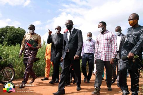 Visite du ministre d'Etat Abdoulaye Bio Tchané sur les sites de construction de centrales solaires photovoltaïques