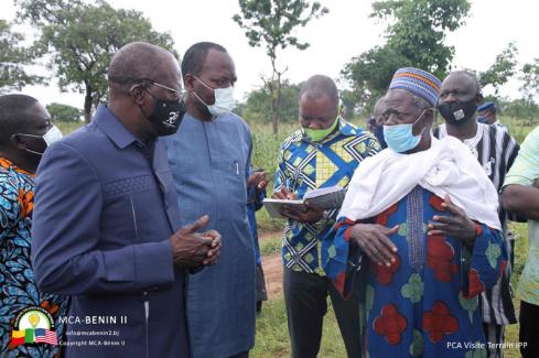Visite du ministre d'Etat Abdoulaye Bio Tchané sur les sites de construction de centrales solaires photovoltaïques