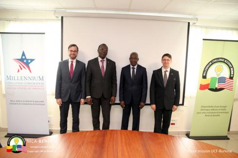 Pose entre les plus hauts responsables de MCA-Bénin II et de l'UCF-Burkina