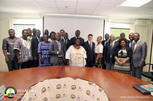 Photo de famille à la fin du débriefing à l'ouverture de la visite de l'UCF-Burkina à MCA-Bénin II
