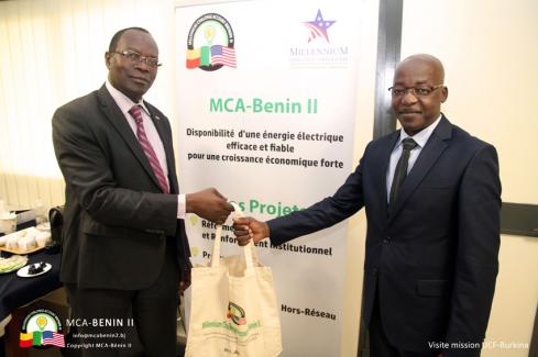 Echange de cadeau entre responsables de MCA-Bénin II et de l'UCF-Burkina