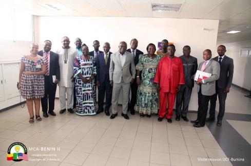 Pose photo de la délégation de l'UCF-Burkina avec Abdoulaye Bio Tchané, Président du Conseil d'Administration de MCA-Bénin II
