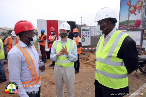 Visite de Christopher Broughton sur les sites de construction de postes électriques à Cotonou et sur les bases-vies des entreprises en charge des travaux