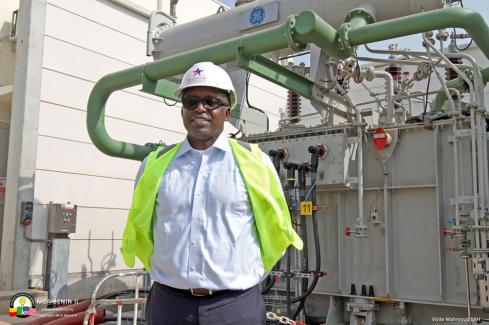 M. Mahmoud Bah, P-DG/MCC, fait une pose devant les transformateurs du poste électrique de Fidjrossè, Cotonou