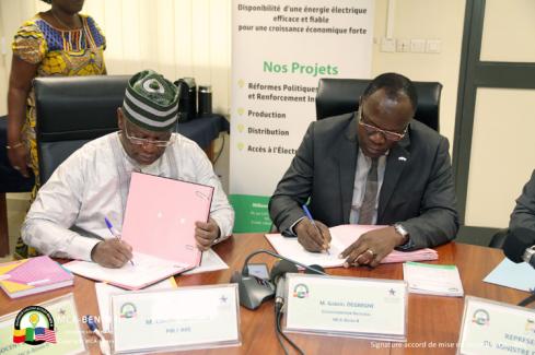 Instant de signature de l'accord de mise en oeuvre entre l'ARE et le MCA-Bénin II