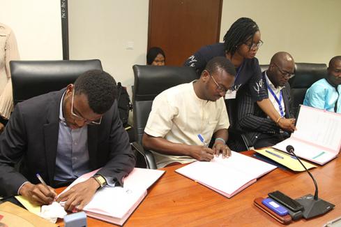 Les promoteurs sélectionnés signent l’accord de cofinancement des initiatives d’électrification hors-réseau issues du premier appel à projets de l’OCEF (MCA-Bénin II)