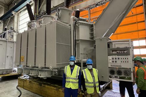 Les transformateurs pour le renforcement du réseau de la SBEE en cours de test en usine