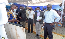 M. Mahmoud Bah reçoit les explications sur les équipements solaires que commercialise l'entreprise ARESS, partenaire du MCA-Bénin II